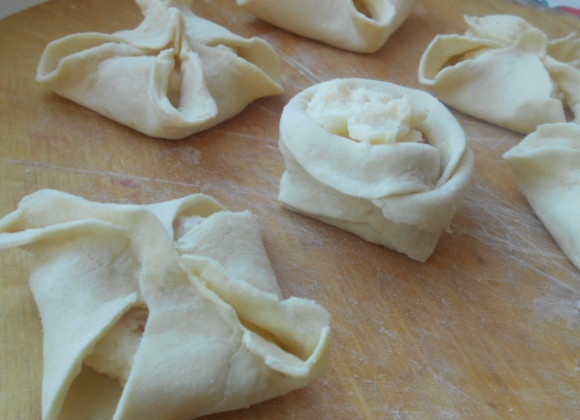 1. Этап. Слоеные конвертики: На середину выложить начинку и соединить все 4 угла.