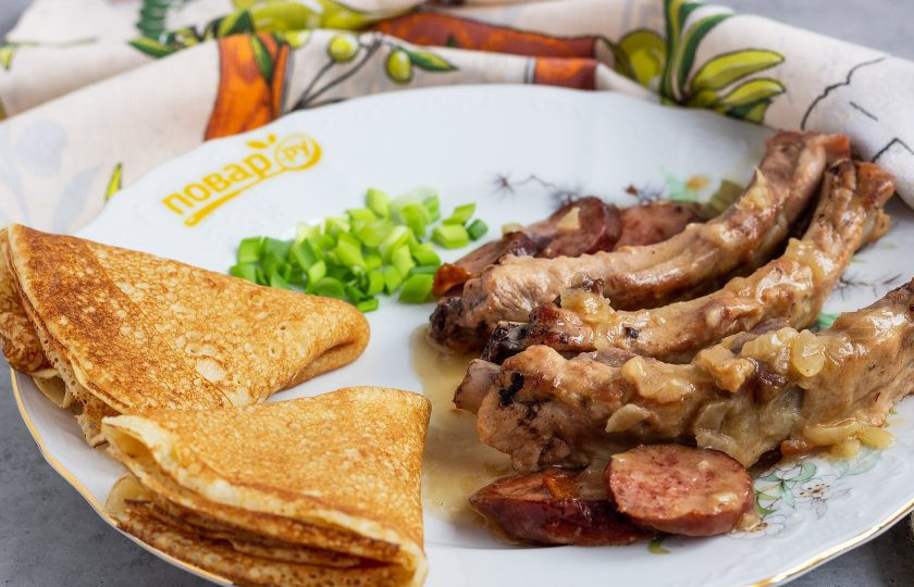 1. Этап. Пряженина: Подают пряженину с блинами, которые можно мокнуть в соус и закусить вкуснейшим мясом. Приятного аппетита!