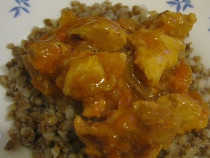 1. Этап. Гуляш из курицы в мультиварке: 8. Вот так выглядит классический рецепт гуляша и курицы в мультиварке. К такому блюду подходит картофельное пюре и любая каша, а также макаронные изделия, поэтому выбирайте на гарнир то, что больше захочется. Я взяла гречневую кашу.