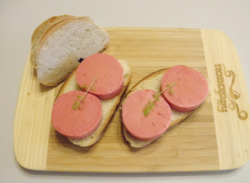 1. Этап. Постная колбаса: Утром достаньте бутылку, срежьте ножом дно и вытрусите колбаску, она прекрасно выходит и не прилипает. Порежьте ее колечками и подайте на хлебе. Приятного!