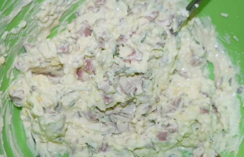 1. Этап. Порционный салат на Новый год: Добавьте соль, перец. Хорошо всё перемешайте.