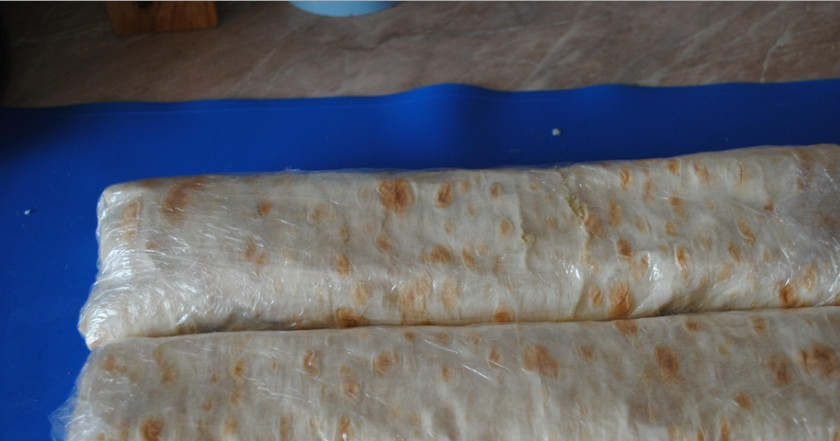 1. Этап. Лаваш с крабовыми палочками и плавленым сыром: 3. Эти рулеты оборачиваем пищевой пленкой и оставляем постоять в холодильнике хотя бы 4 часа, а лучше - на всю ночь, чтобы лучше пропитался.