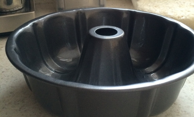 1. Этап. Кекс с клубничным вареньем: 7. Выливаем часть теста в форму для кексов, добавляем клубничное варенье, после чего выливаем остальное тесто. Отправляем кекс в духовку на 30 минут.