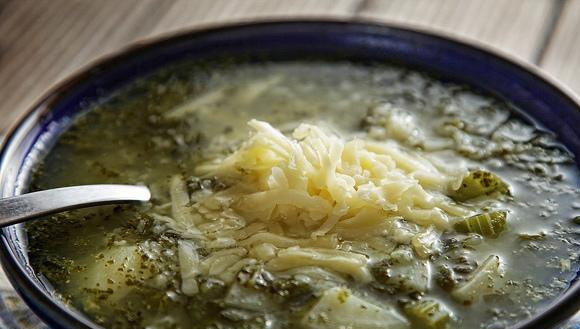 1. Этап. Зеленый суп с щавелем: Подавать суп со сметаной или натертым сыром. Приятного аппетита!