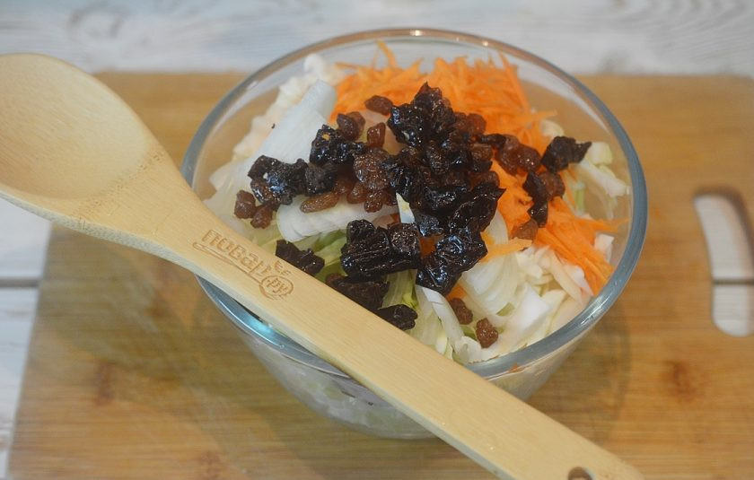 1. Этап. Маринованная капуста Чудо: 4. Сухофрукты помойте, чернослив нарежьте и добавьте к капусте.