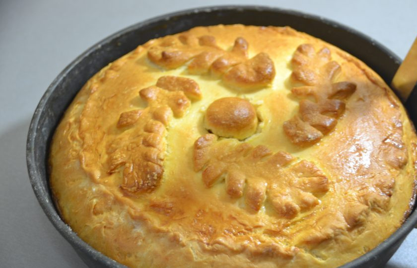 1. Этап. Чувашская хупла: Извлеките пирог из формы, можно проработать края лопаточкой или шпателем.