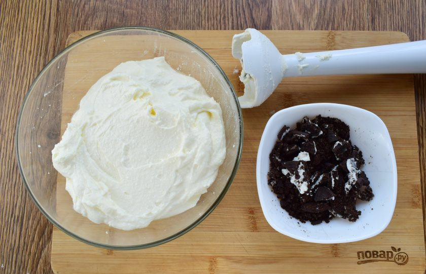 1. Этап. Пасха с печеньем Орео: Творог пробейте блендером до однородной массы, добавьте сахар, ванилин, размягченное сливочное масло, йогурт пробейте блендером. Печенье поломайте на мелкие кусочки.