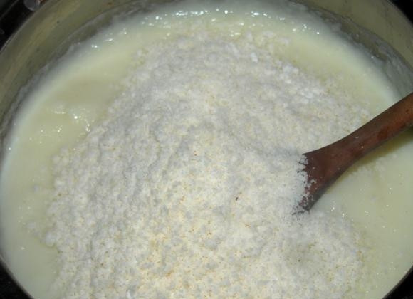 1. Этап. Заварной крем из манки: Потом добавьте кокосовую стружку, перемешайте тщательно. Огонь выключите.