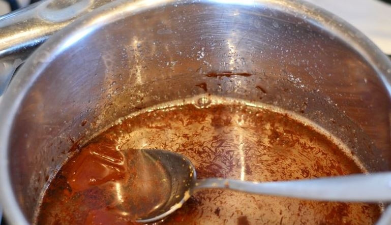 1. Этап. Шоколадный пирог (простой рецепт): Поломайте плитку горького шоколада на небольшие кусочки. Понемногу добавляйте шоколад в сотейник с горячим сиропом и помешивайте, чтобы шоколад полностью стал жидким, а масса однородной.