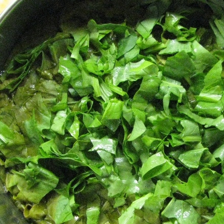 1. Этап. Холодник по-белорусски на кефире: Кинуть в кастрюлю с кипящей подсоленной водой щавель.