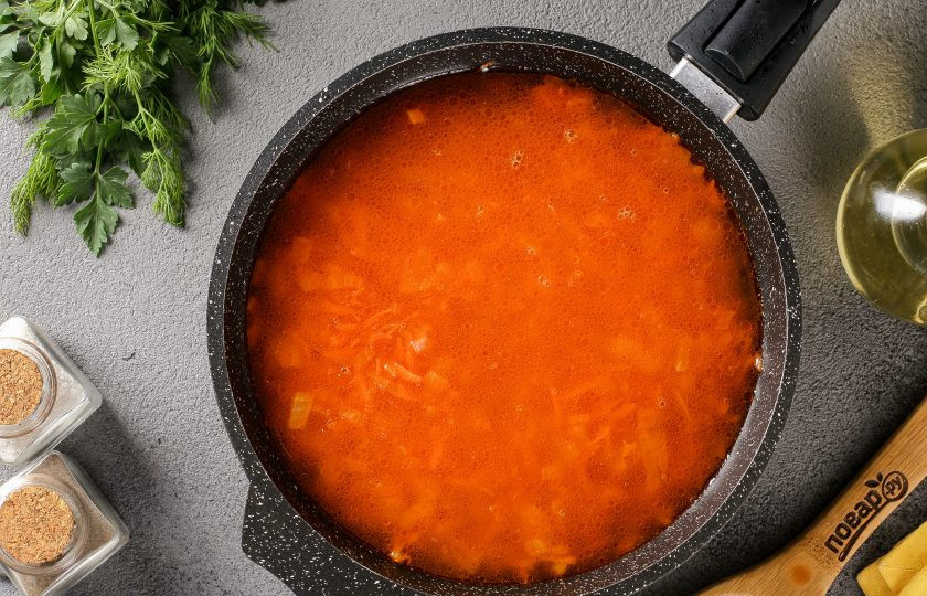 1. Этап. Тефтели из судака: Влейте воду, отрегулируйте на соль и доведите до кипения.