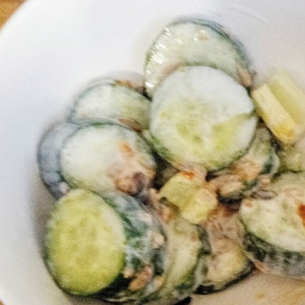 Салат с огурцом, сельдереем и йогуртом