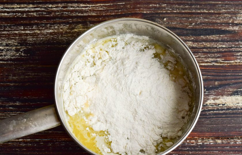 1. Этап. Профитроли с ванильным кремом: Добавьте муку.