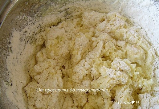 1. Этап. Фруктовая а-ля пицца: Муку просейте с разрыхлителем и постепенно добавьте в творожную массу.