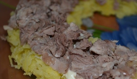 1. Этап. Салат Подкова: 2. Картофель смажьте майонезом и на него выложите слой мелко порубленного отварного мяса.