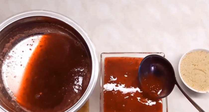 1. Этап. Паштет из курицы с клюквенным желе: 6. Вылейте желе поверх паштета. Поставьте паштет в холодильник на ночь. Приятного аппетита!