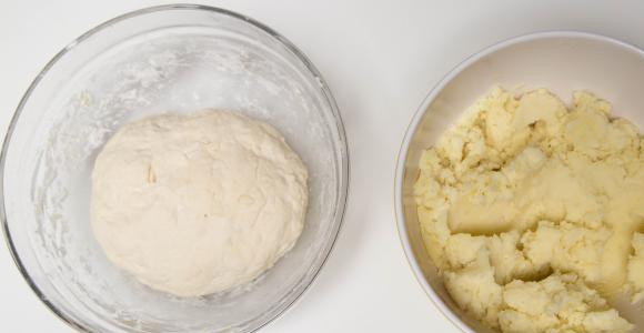 1. Этап. Бездрожжевые жареные пирожки с картошкой: Тесту дать немного постоять. Пюре выложить в миску.