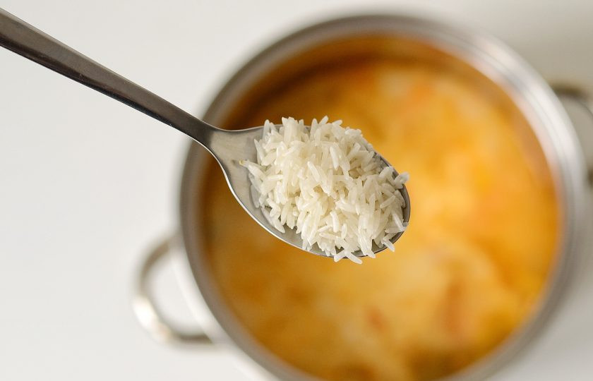 1. Этап. Карибский суп: Добавьте рис. Доведите суп до кипения и варите под крышкой на медленном огне примерно 25 минут.