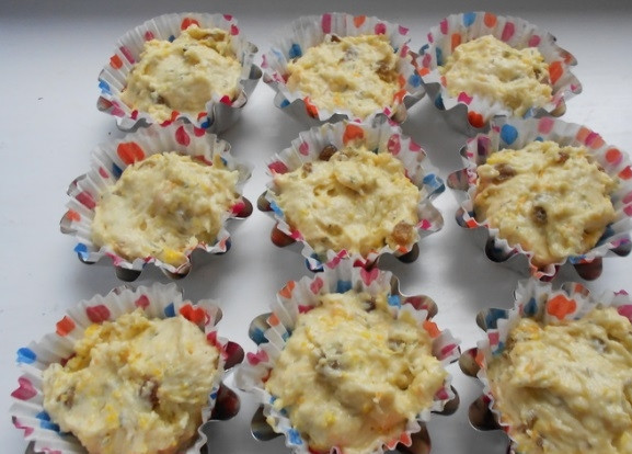 1. Этап. Суп с пампушками: Разложите тесто по формочкам. Выпекайте пампушки в течение 25 минут при 200 градусах.