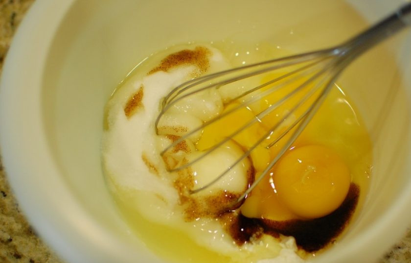 1. Этап. Открытый пирог с заварным кремом: 4. Смешайте в отдельной миске оставшуюся муку, сахар, крахмал, яйца, ваниль и щепотку соли. Взбейте все до однородной консистенции.