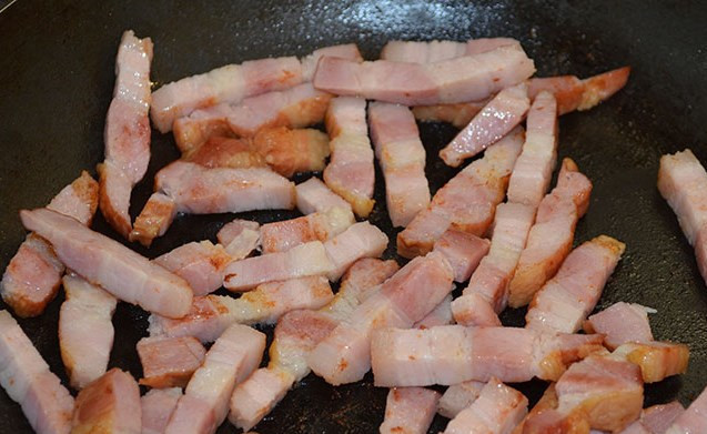 1. Этап. Гороховый суп с копченой грудинкой: Обжариваем грудинку.