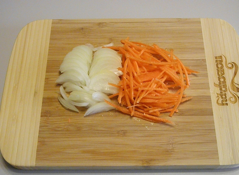 1. Этап. Куриная грудка с картошкой в мультиварке: Лук и морковь порежьте крупно, для моркови можно воспользоваться теркой.