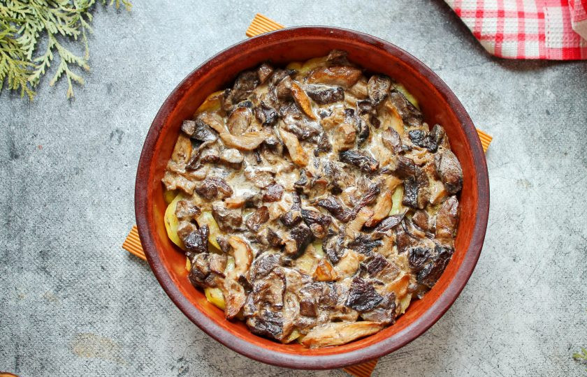 1. Этап. Грибы по-деревенски: Форму с грибами по-деревенски поставьте в горячую духовку и запекайте в течение 7-12 минут при температуре 180 градусов. Готовые грибы достаньте из духовки, посыпьте нарезанным зеленым луком и подавайте к столу.