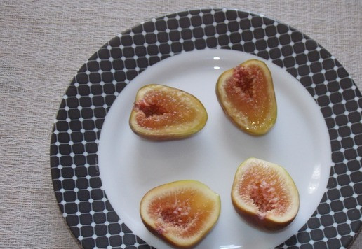 1. Этап. Десерт из инжира с печеньем: Инжир разрезать пополам.