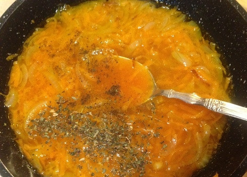 1. Этап. Картофельные тефтели с грибами: Для соуса обжарим лук и морковь, добавим соль и перец по вкусу, томатную пасту и немного грибного бульона. Прокипятим. Соус не должен быть жидким! Можно добавить ароматные сушеные или свежие травы.