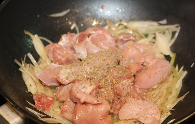 1. Этап. Кролик, тушеный с овощами: Выложили кролика.