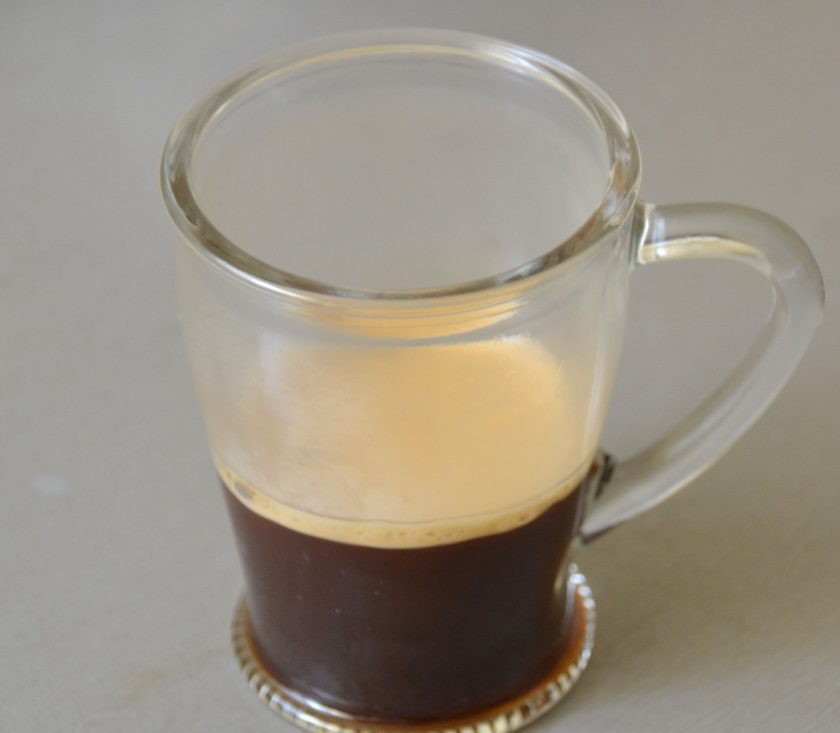 1. Этап. Кофе с мороженым: Влейте кофе в стакан для подачи, кофе должно быть примерно 1/3 стакана.