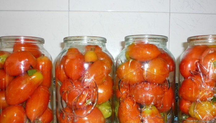 1. Этап. Фаршированные помидоры на зиму: И заполняем банки фаршированными помидорами.