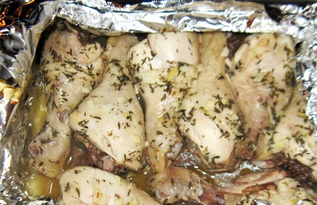 1. Этап. Куриная голень в фольге: По истечении времени необходимо снять верхний слой фольги и запекать голени еще несколько минут до образования золотистой корочки.