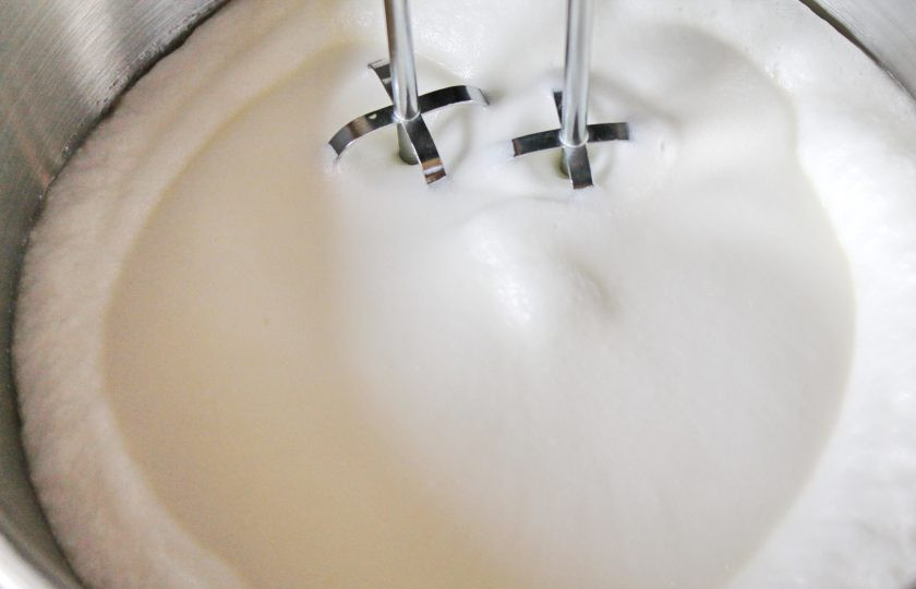 1. Этап. Меренговый рулет с клубникой: Яичные белки вылейте в чистую, сухую чашу миксера, добавьте щепотку соли и взбейте на средней скорости до мягких пиков.