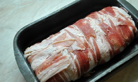 1. Этап. Суфле из курицы с фисташками: 6. Заворачиваем края бекона, укутывая будущее суфле.