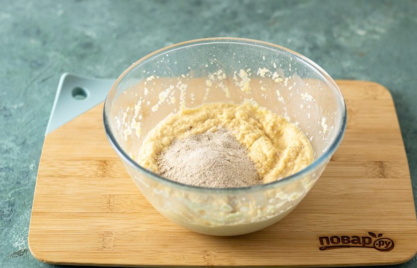 1. Этап. Булочки без глютена: Далее добавьте псиллиум, предварительно измельченный в кофемолке до состояния порошка. Масса начнет густеть.