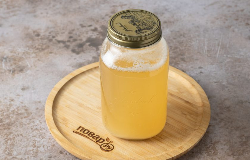 1. Этап. Квас из гороха: После дайте напитку отстояться, процедите и перелейте в чистую банку или бутылку, закупорьте. Уберите в холодильник на пару часов охладиться.