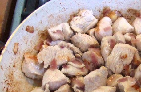 1. Этап. Индейка, тушенная с черносливом в сметане: Добавьте мясо в сковороду, жарьте его с луком до золотистого цвета, пару раз помешав.