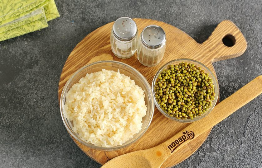 1. Этап. Каша с машем, рисом и мясом: Рис и маш промойте и залейте водой.