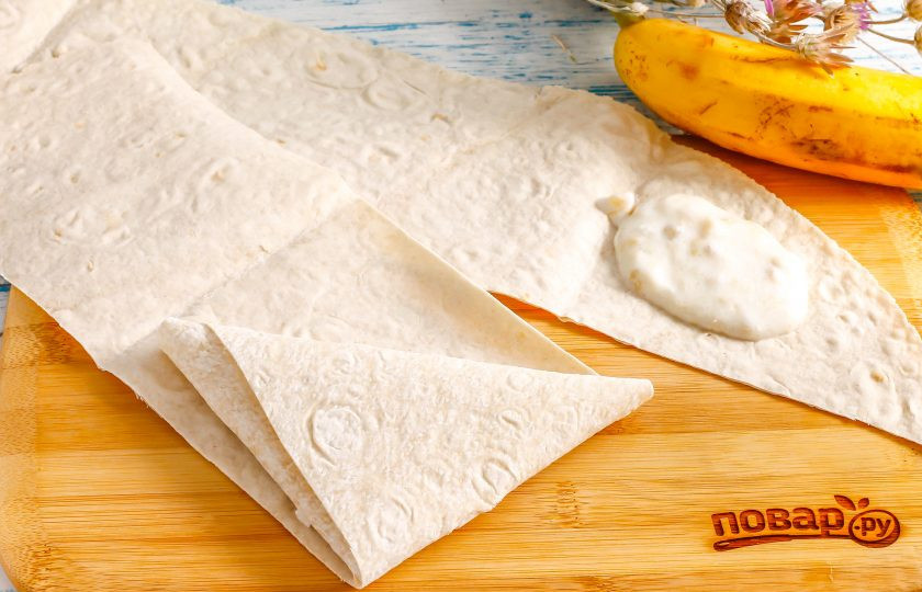 1. Этап. Конвертики из лаваша с творогом и бананом: Сверните ленту треугольником, чтобы все отверстия оказались закрыты. Таким образом создайте и остальные заготовки.