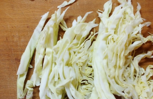 1. Этап. Шампиньоны тушеные с овощами: Капусту нарежьте тонкой соломкой.