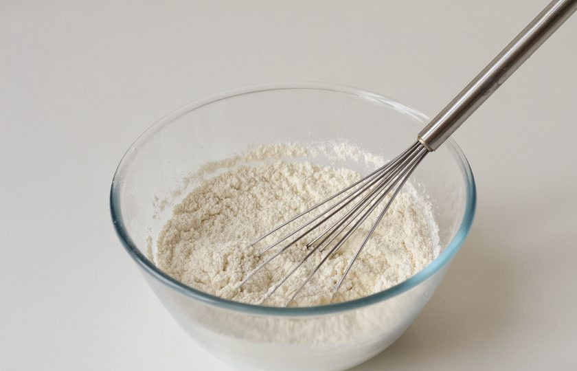 1. Этап. Веганские блины на овсяном молоке: Смешайте в миске муку, сахар и соду.
