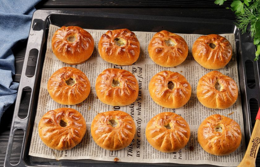 1. Этап. Беляши из дрожжевого теста в духовке: Беляши из дрожжевого теста в духовке готовы. Я кладу на каждый из них (в серединку) небольшой кусочек сливочного масла для сочности. Сливочное масло можно не добавлять в готовые беляши, а вместо него налить в отверстия мясной бульон (за минут 10 до готовности).