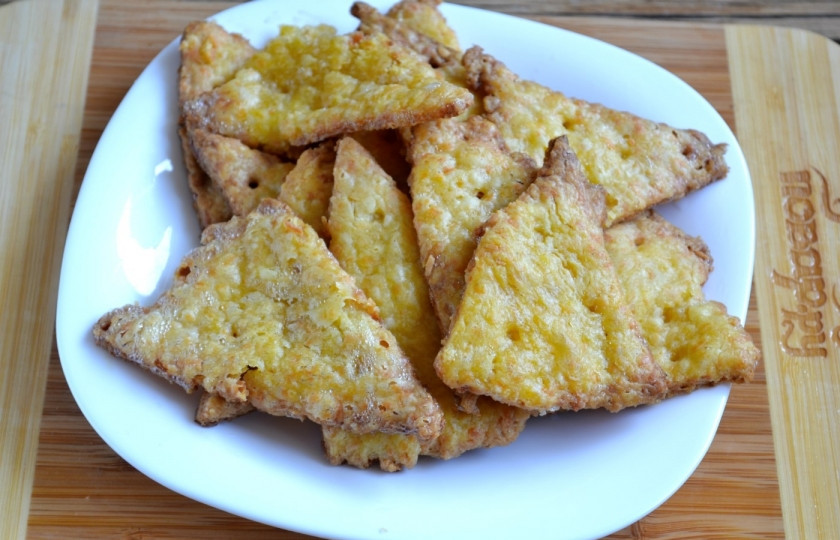 1. Этап. Сырное печенье: Запекайте печенье в духовке 15-20 минут до золотистого цвета.