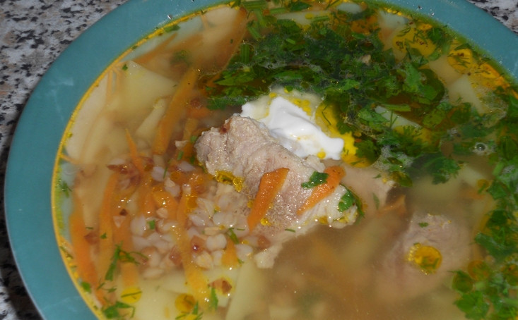 1. Этап. Суп со свининой на косточке: Подаем суп к столу присыпав измельченной зеленью и добавив в него сметану. Приятного аппетита!