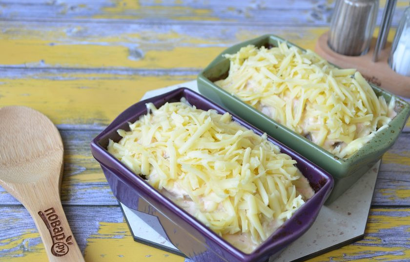 1. Этап. Мясные буханки с сюрпризом: 11. Через 20 минут достаньте из духовки буханочки, щедро полейте соусом, положите сверху тертый сыр и отправьте в духовку еще на 20 минут.