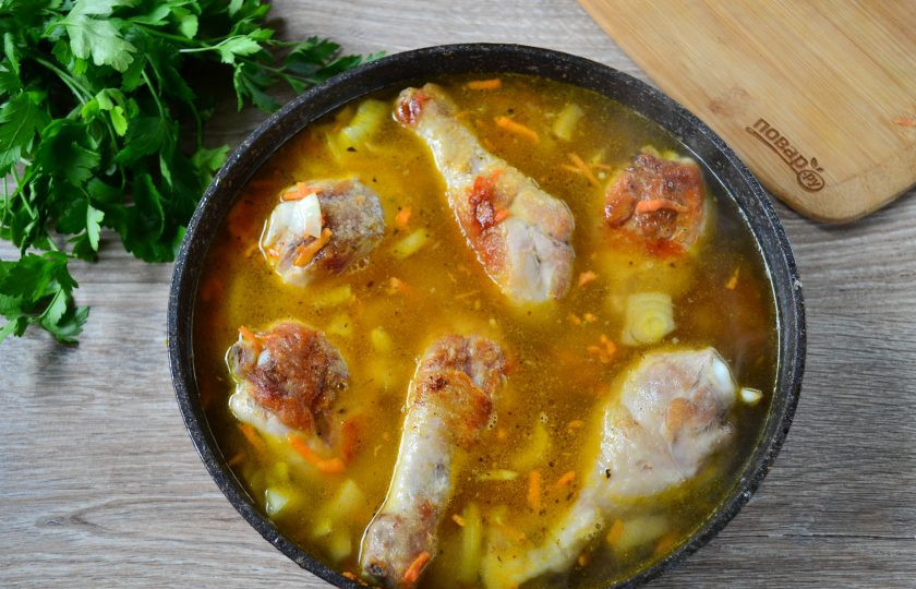 1. Этап. Куриные голени с луком и морковью: Залейте содержимое сковороды водой.