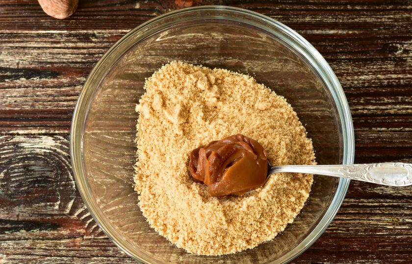 1. Этап. Конфеты из сгущенки: Добавьте к крошке сгущенку.