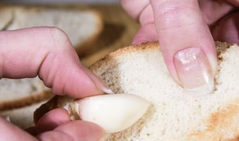 1. Этап. Бутерброды с вялеными помидорами: Нарезаем тонкими ломтиками багет. Затем слегка обжариваем багет на сковороде или готовим в тостере. Натираем каждый ломтик чесноком со всех сторон.