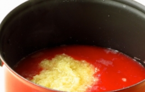1. Этап. Соус Долмио: Переливаем томатную массу в кастрюлю, варим на среднем огне. Добавляем лук и чеснок, перемешиваем. Варим соус 25-30 минут.